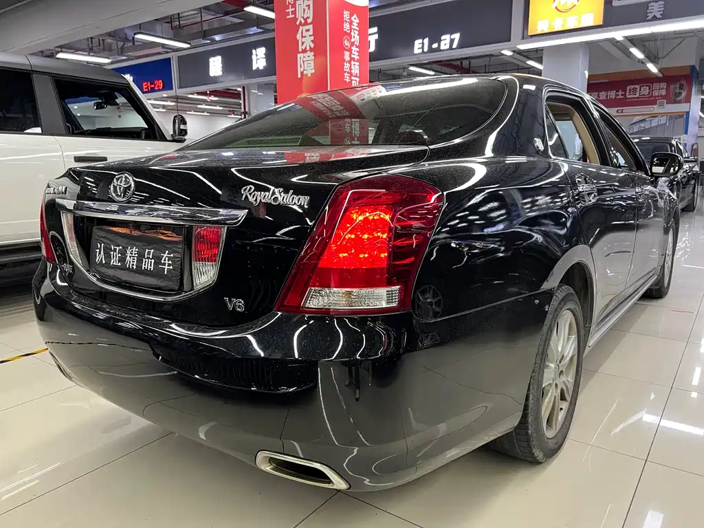 Crown 3.0 L Royal Saloon