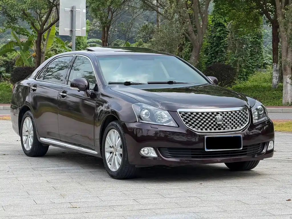 Crown 2.5 L Royal Leather Sunroof Special Edition