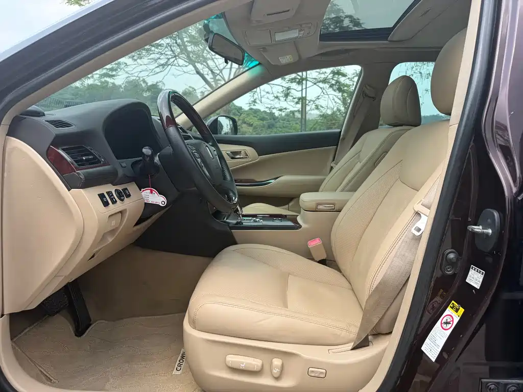 Crown 2.5 L Royal Leather Sunroof Special Edition
