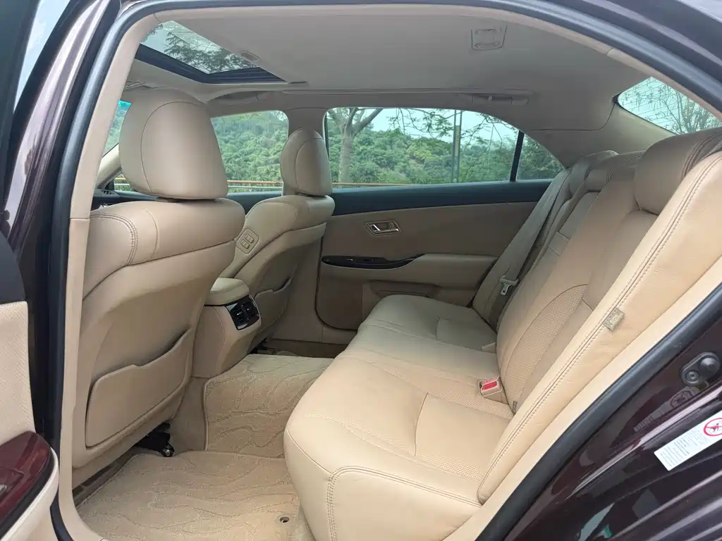 Crown 2.5 L Royal Leather Sunroof Special Edition