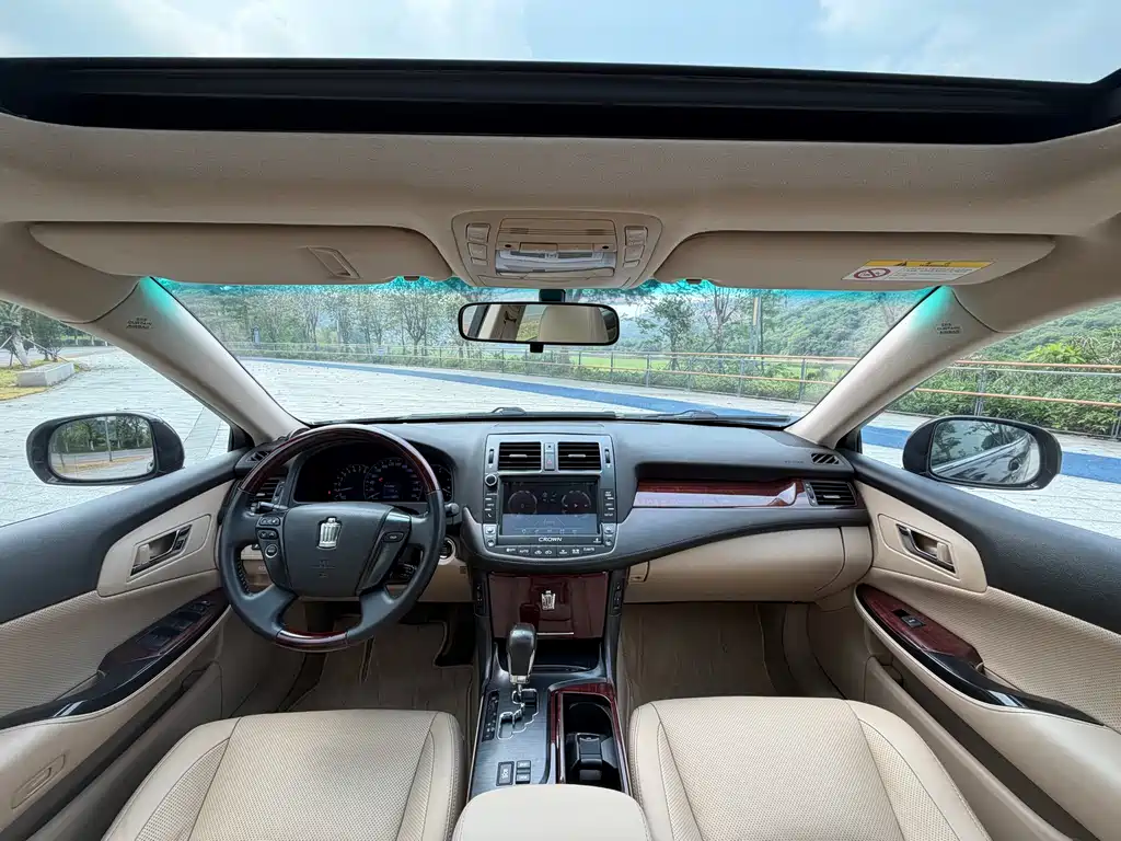 Crown 2.5 L Royal Leather Sunroof Special Edition