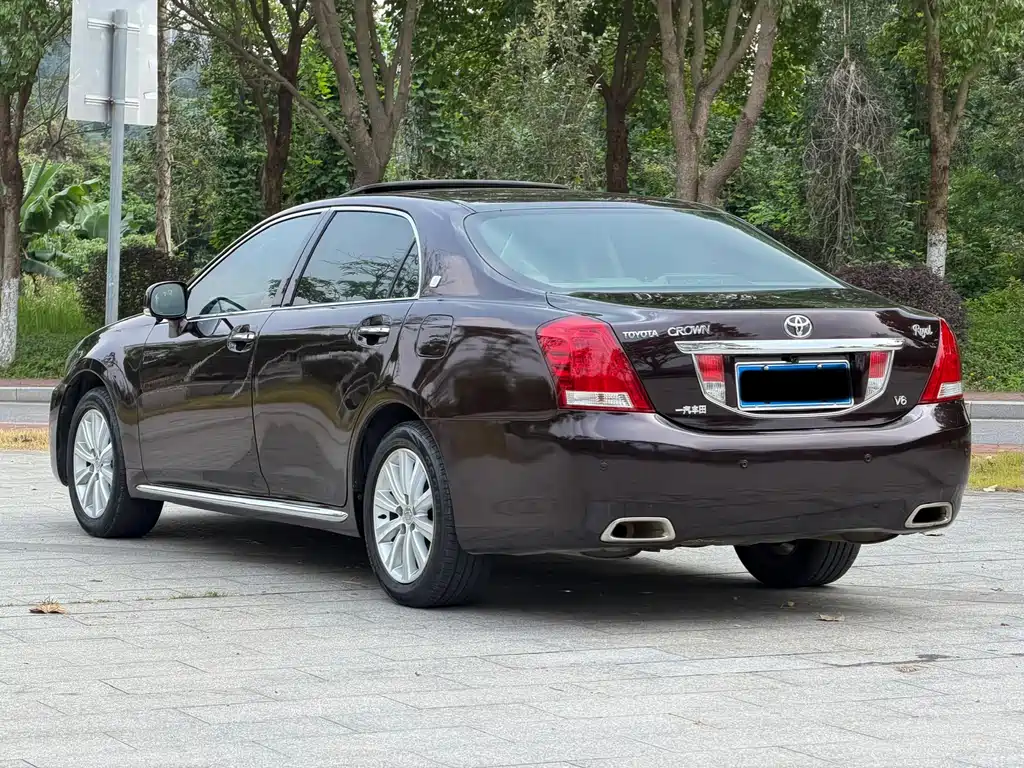 Crown 2.5 L Royal Leather Sunroof Special Edition