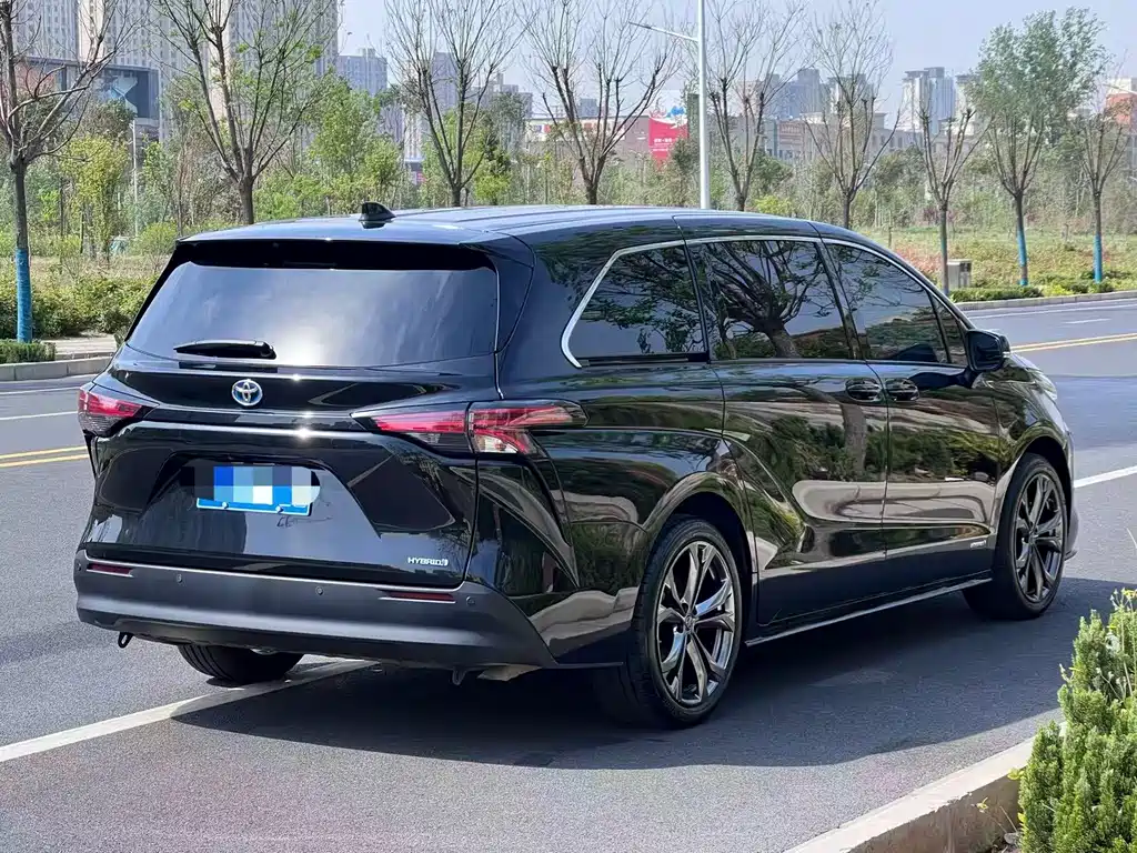 Sienna 2.5 L Hybrid Distinguished