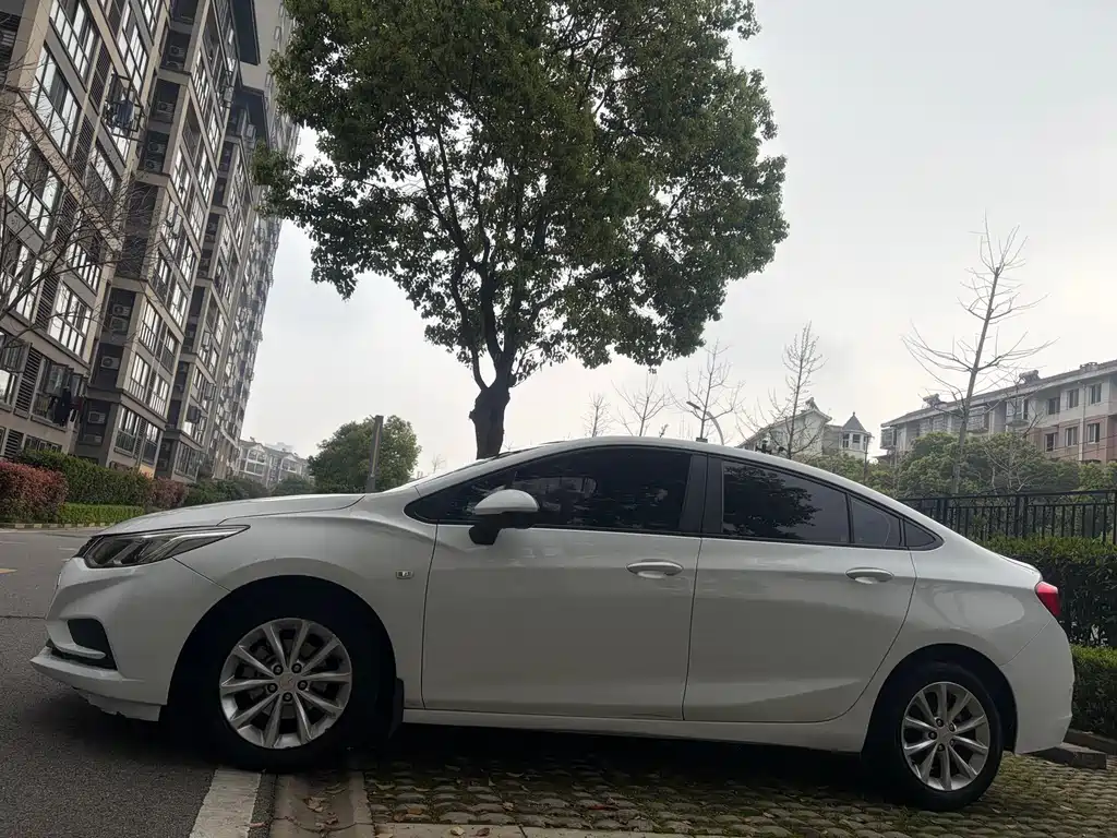 Cruze 320 Auto Pioneer Sunroof