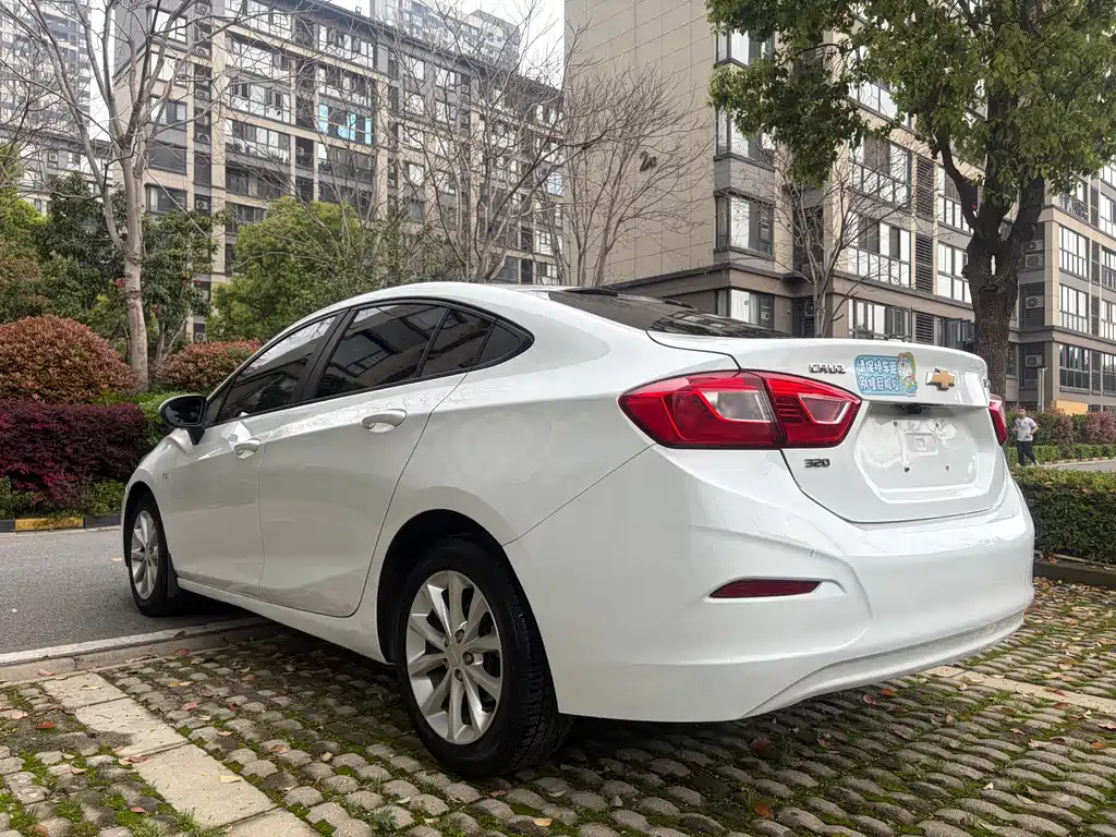 Cruze 320 Auto Pioneer Sunroof