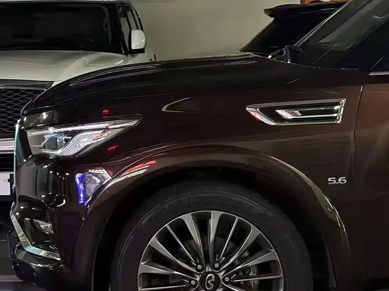 Infiniti QX80 5.6 L 4 WD
