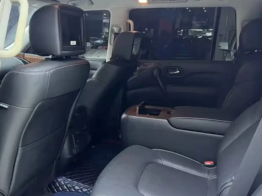 Infiniti QX80 5.6 L 4 WD