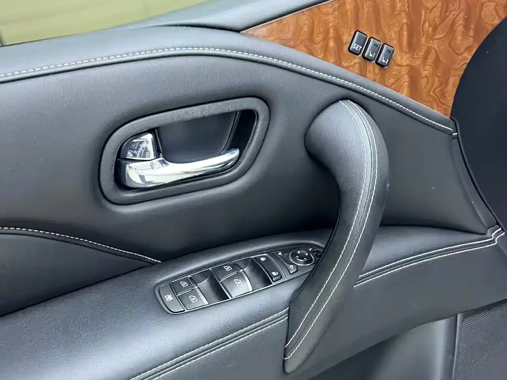 Infiniti QX80 5.6 L 4 WD