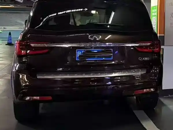 Infiniti QX80 5.6 L 4 WD