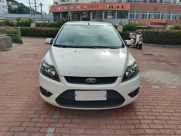 Ford Focus Hatchback Classic 1.8 L Auto Cool White Collector