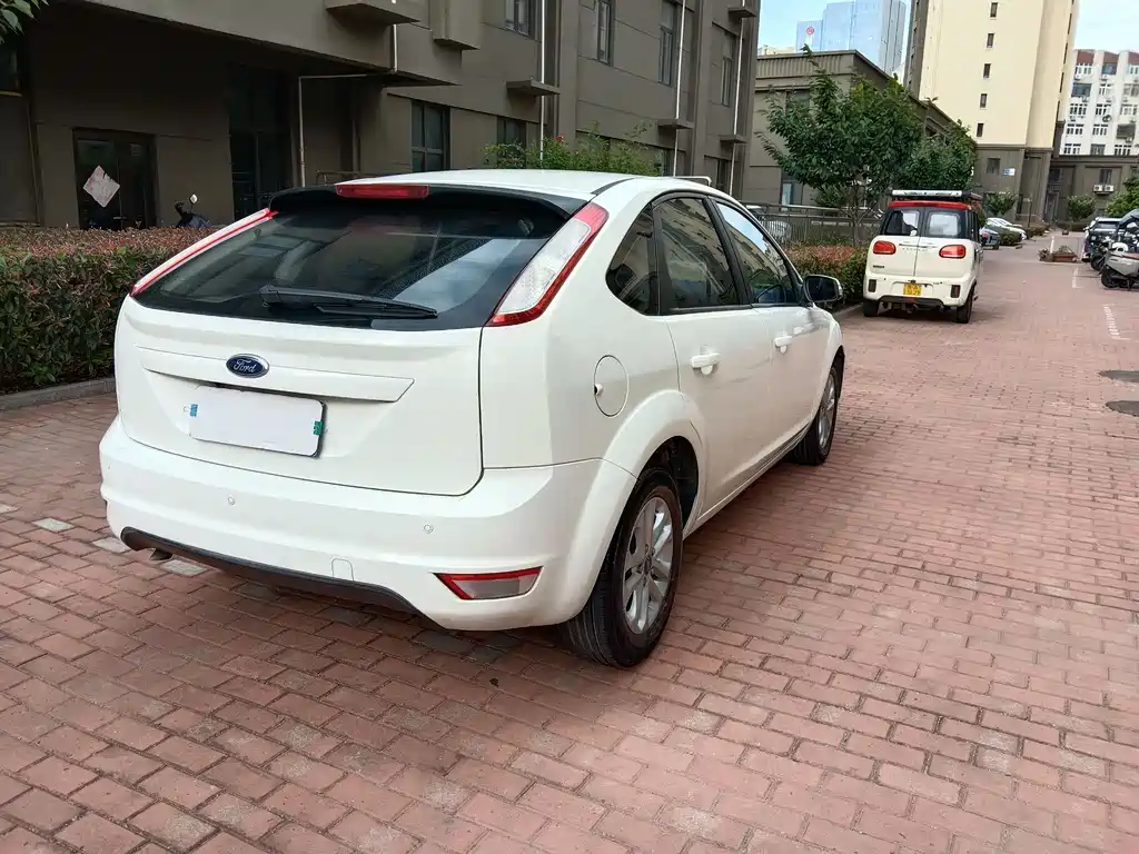Focus Hatchback Classic 1.8 L Auto Cool White Collector