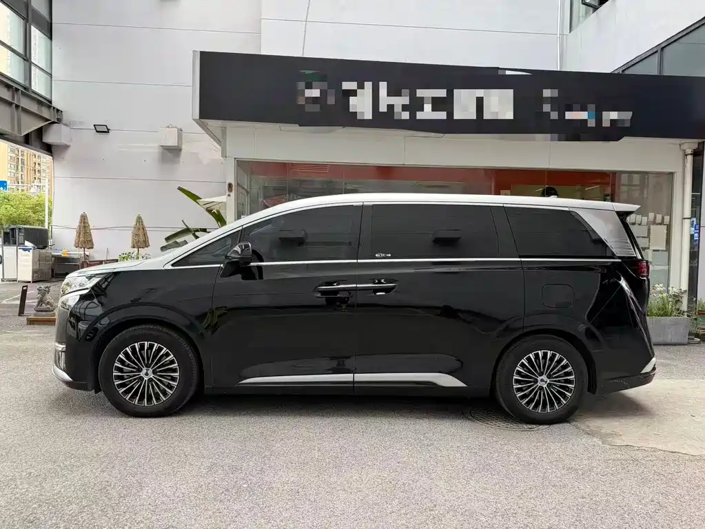 Denza D9 DM-i 970 4 WD Honored