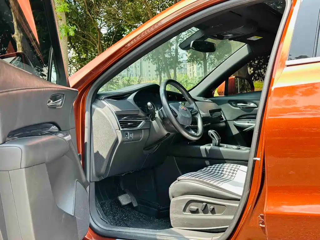 Cadillac XT4 28 T 2 WD Tech