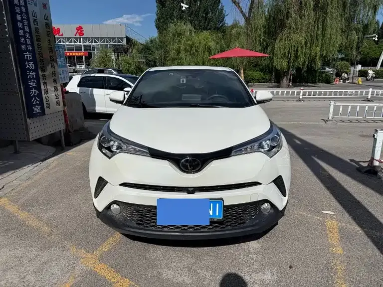 Toyota C-HR 2.0 L Leading
