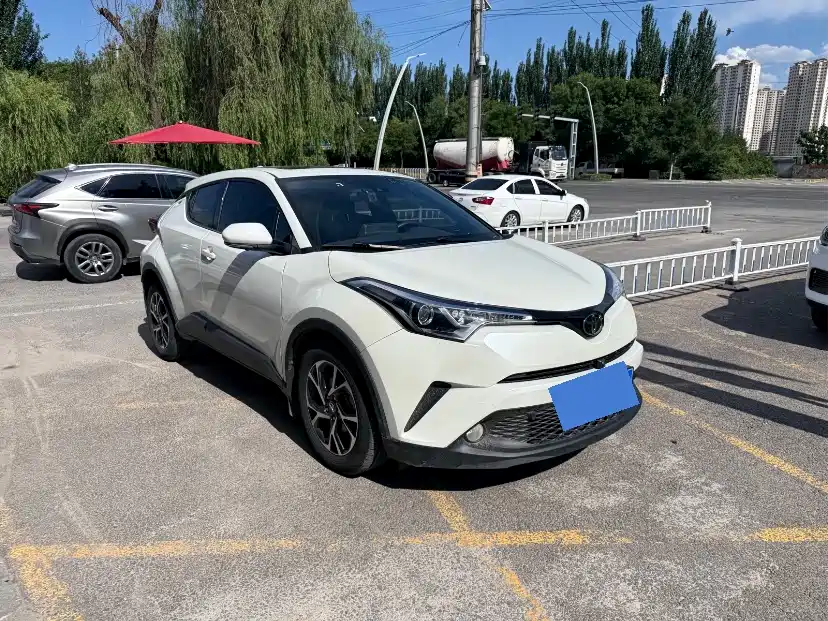 Toyota C-HR 2.0 L Leading