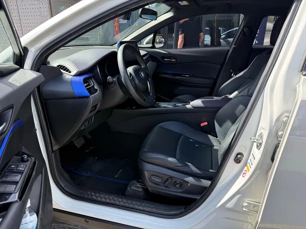 Toyota C-HR 2.0 L Leading