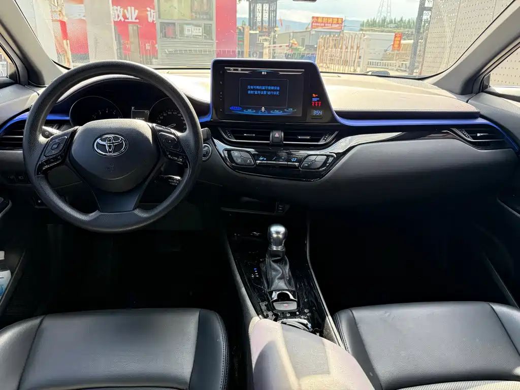 Toyota C-HR 2.0 L Leading