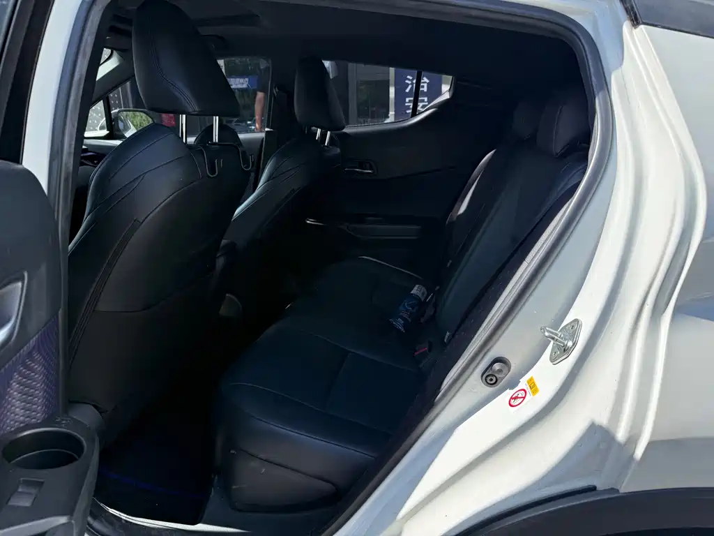Toyota C-HR 2.0 L Leading