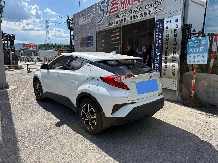 Toyota C-HR 2.0 L Leading