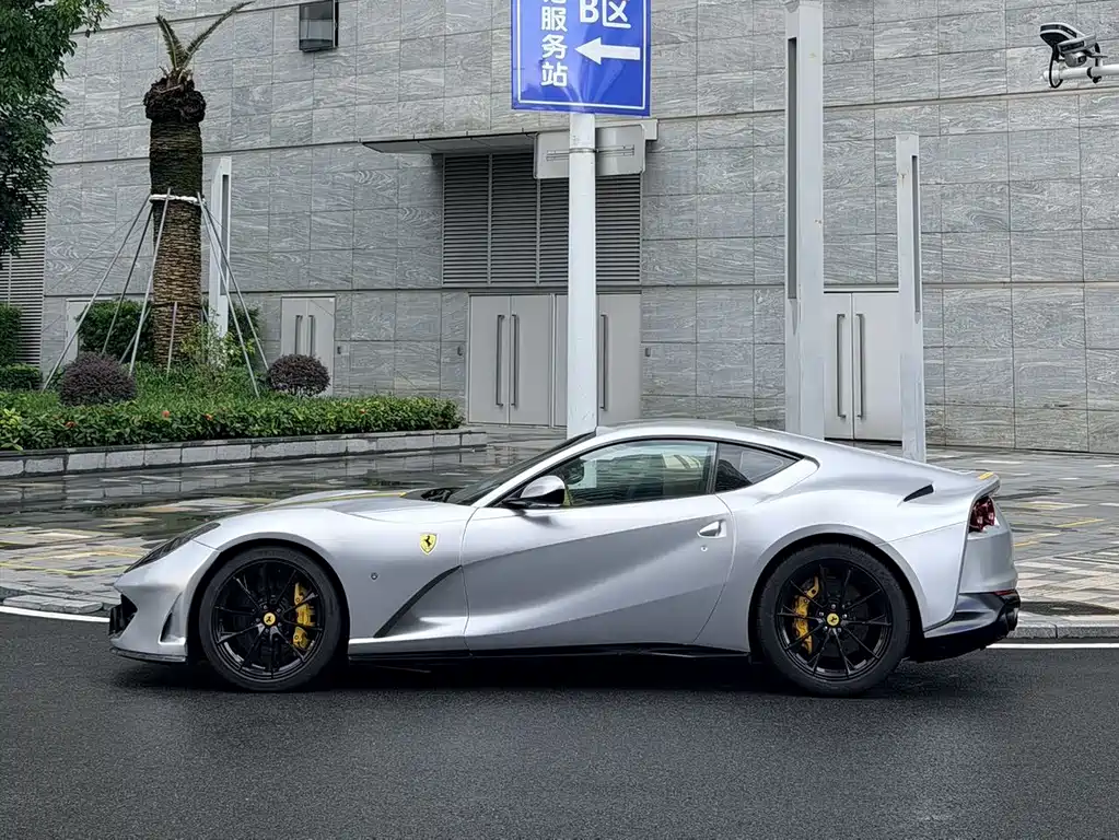 Ferrari 812 6.5 L Superfast