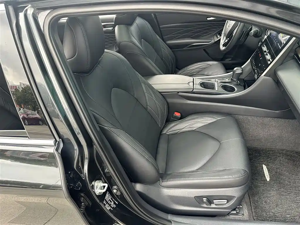 Avalon 2.5 L Touring Distinguished
