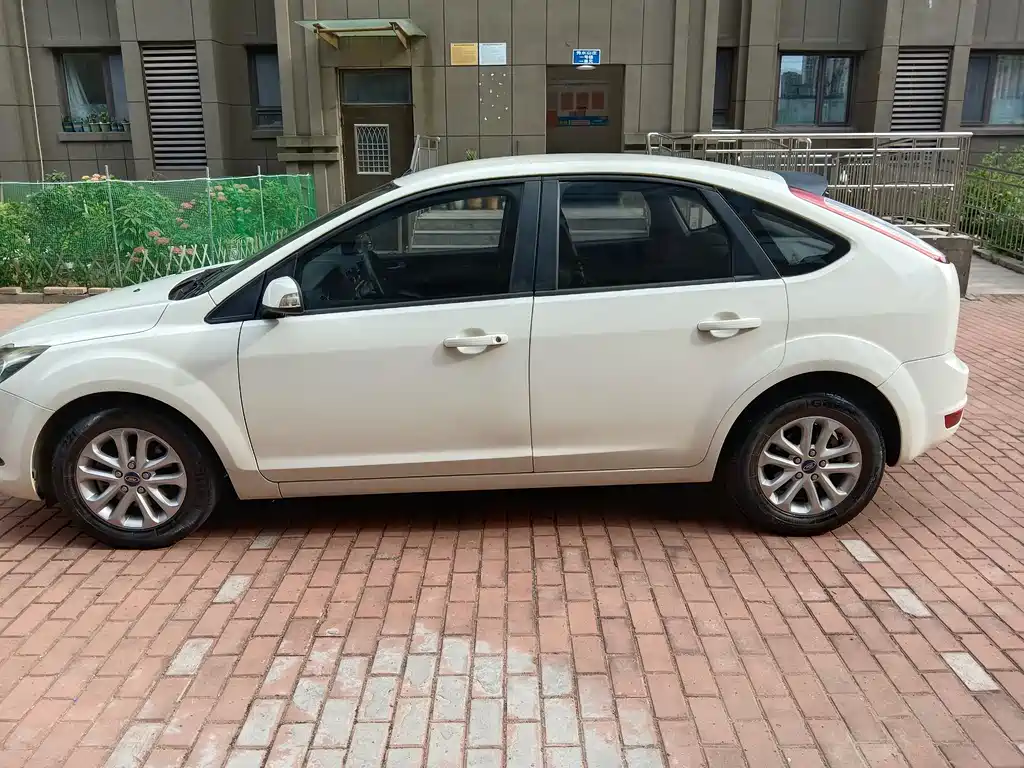 Focus Hatchback Classic 1.8 L Auto Cool White Collector