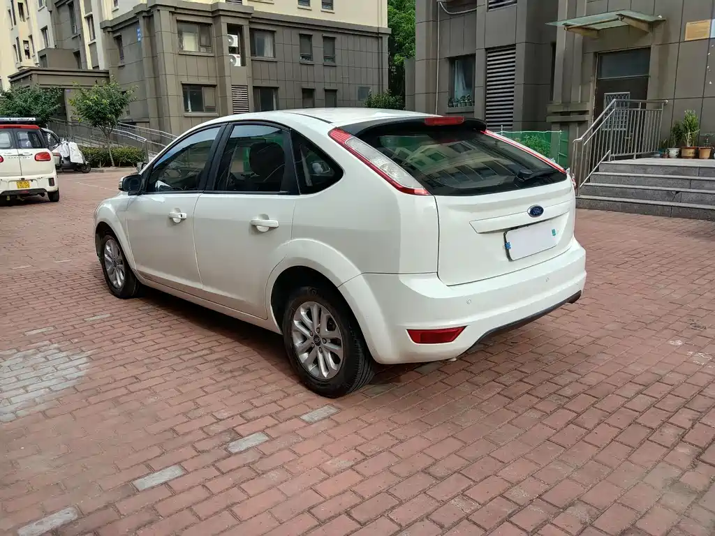 Focus Hatchback Classic 1.8 L Auto Cool White Collector