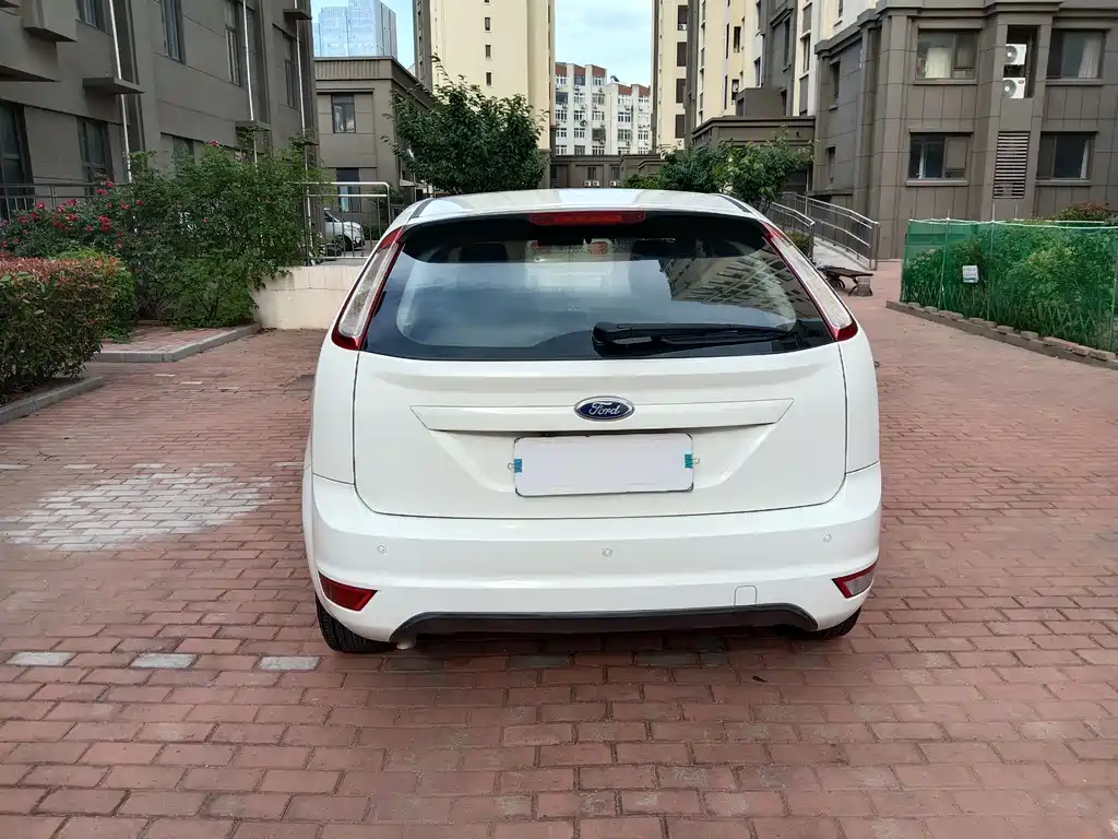 Focus Hatchback Classic 1.8 L Auto Cool White Collector