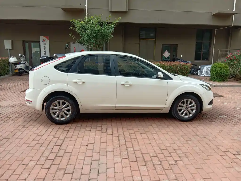 Focus Hatchback Classic 1.8 L Auto Cool White Collector