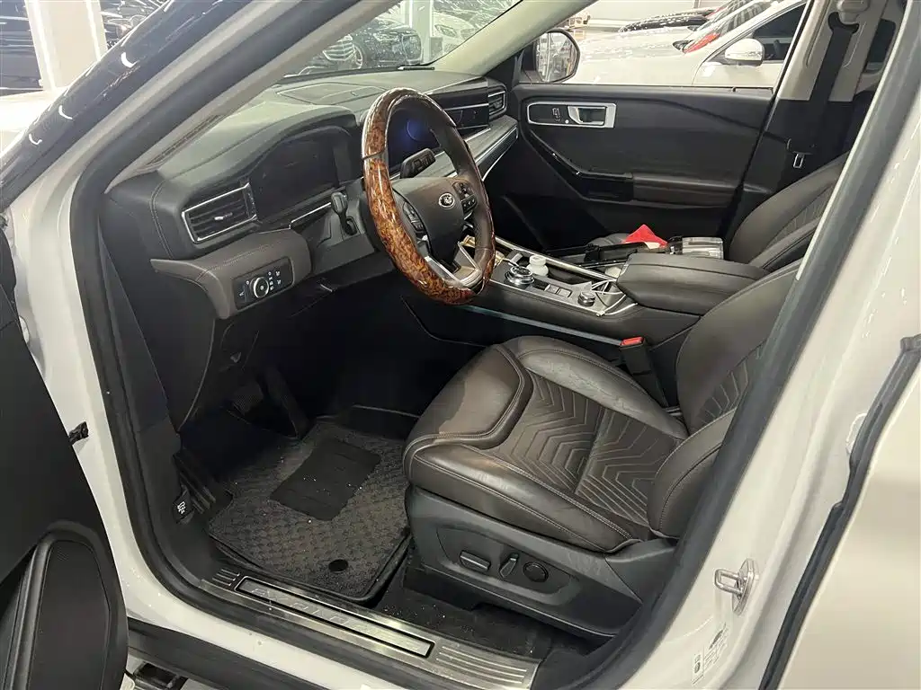 Explorer 2.3 T EcoBoost 4 WD Titanium 6-seat