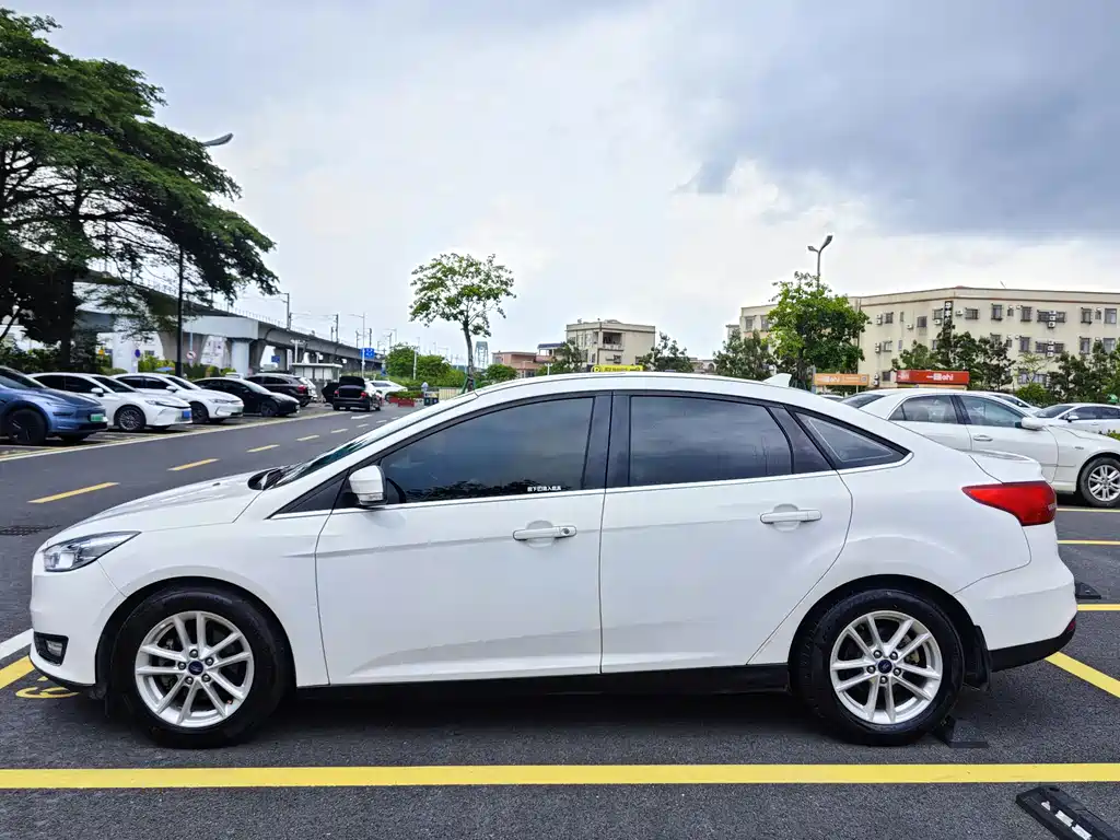 Focus Sedan EcoBoost 180 Auto Elite