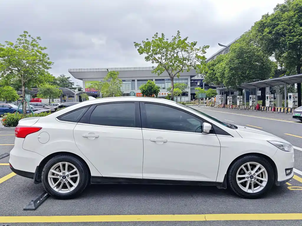 Focus Sedan EcoBoost 180 Auto Elite