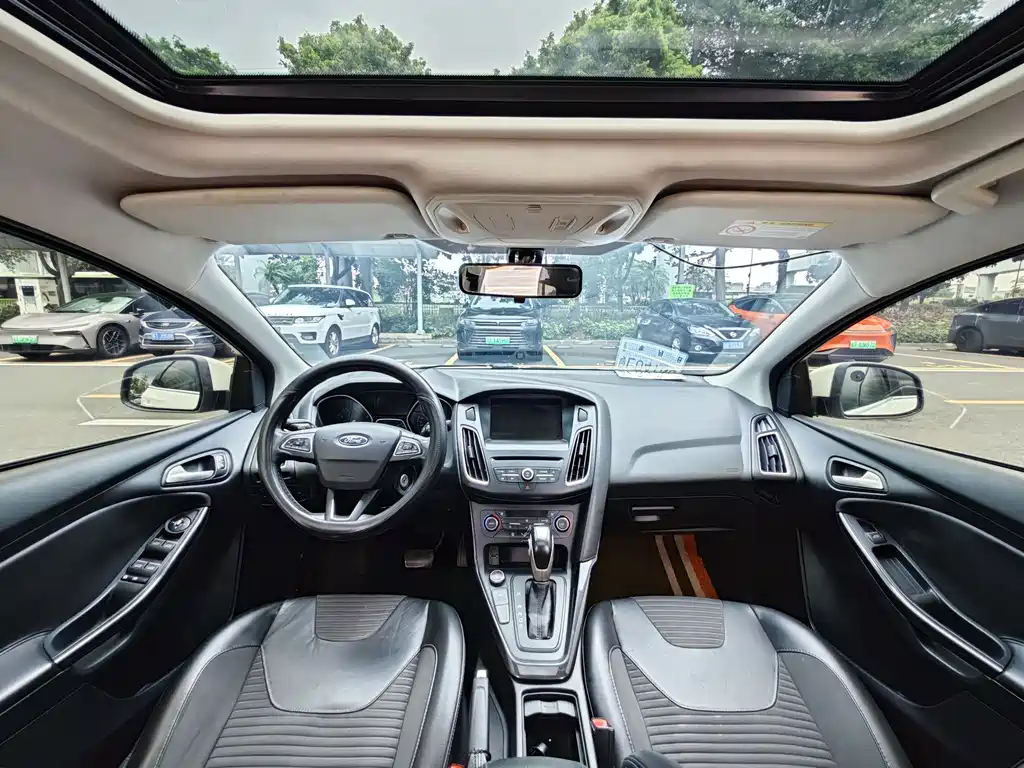 Focus Sedan EcoBoost 180 Auto Elite