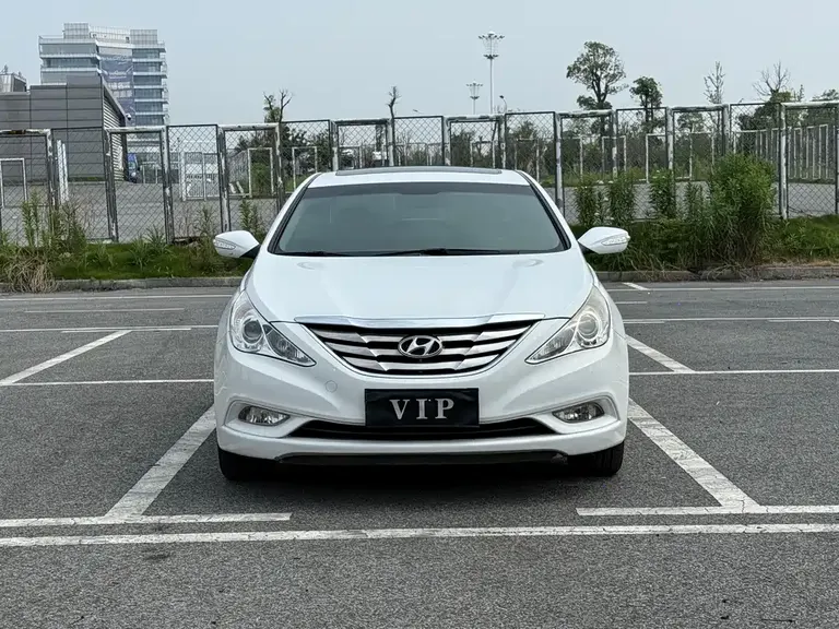 Hyundai Sonata 2.0 L Auto Luxury