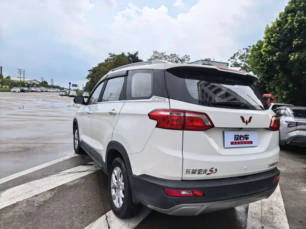 Wuling Hongguang S3 1.5 L Manual Luxury CN-V