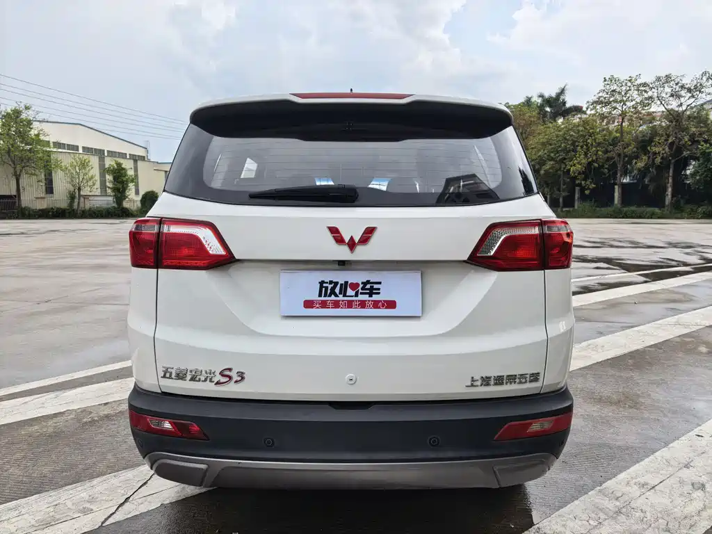 Wuling Hongguang S3 1.5 L Manual Luxury CN-V