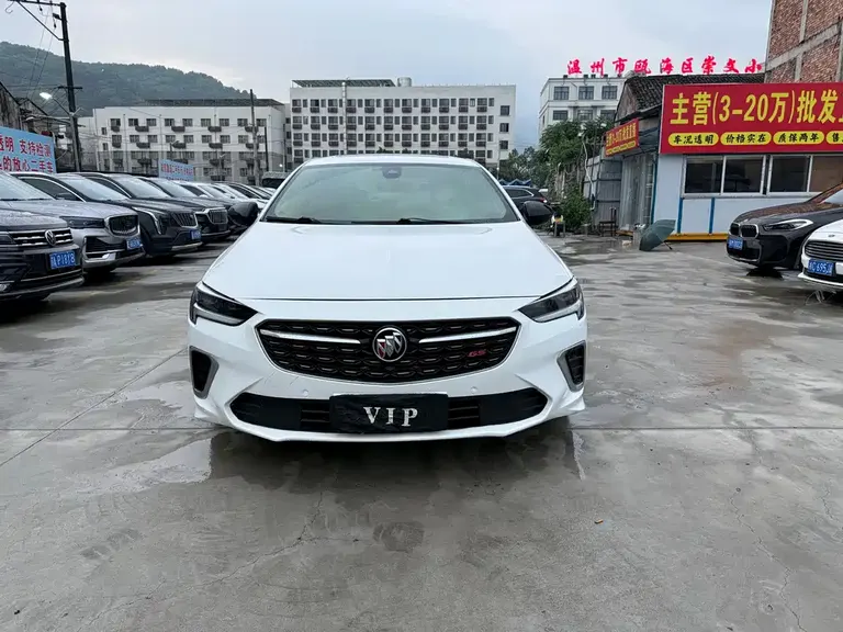 Buick Regal GS 28 T Distinguished