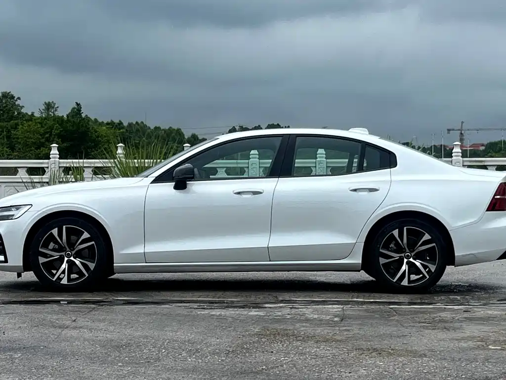 Volvo S60 沃尔沃S60 2025款 B5 智雅运动版