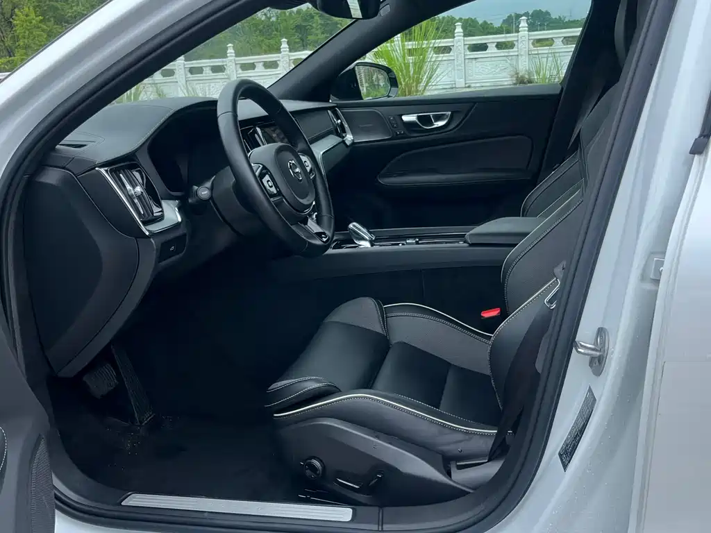 Volvo S60 沃尔沃S60 2025款 B5 智雅运动版
