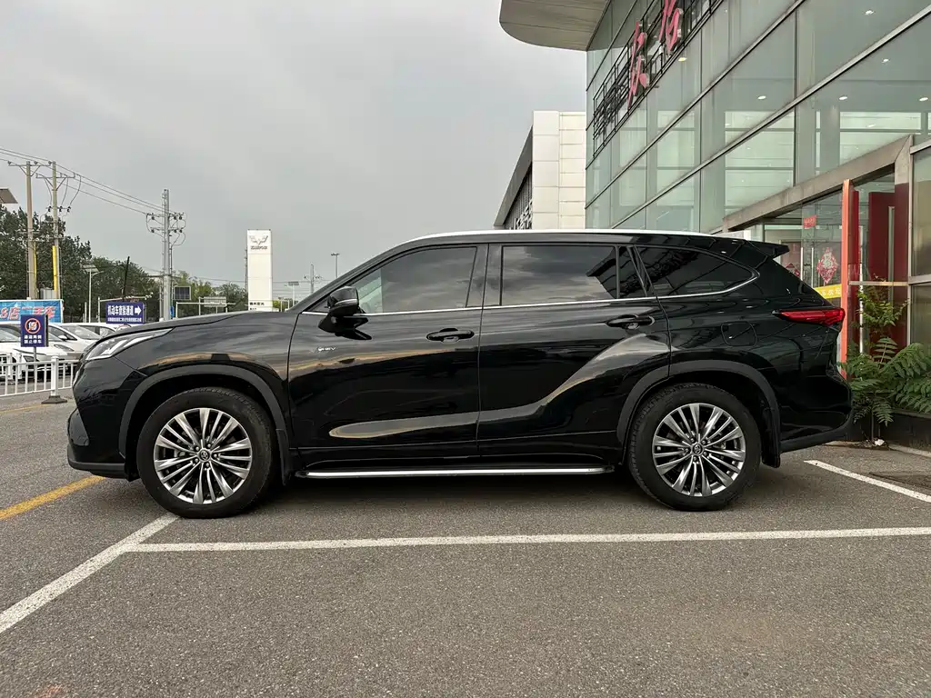 Highlander 2.5 L Smart e-Hybrid Dual Engine 4 WD Distinguished 7-seat