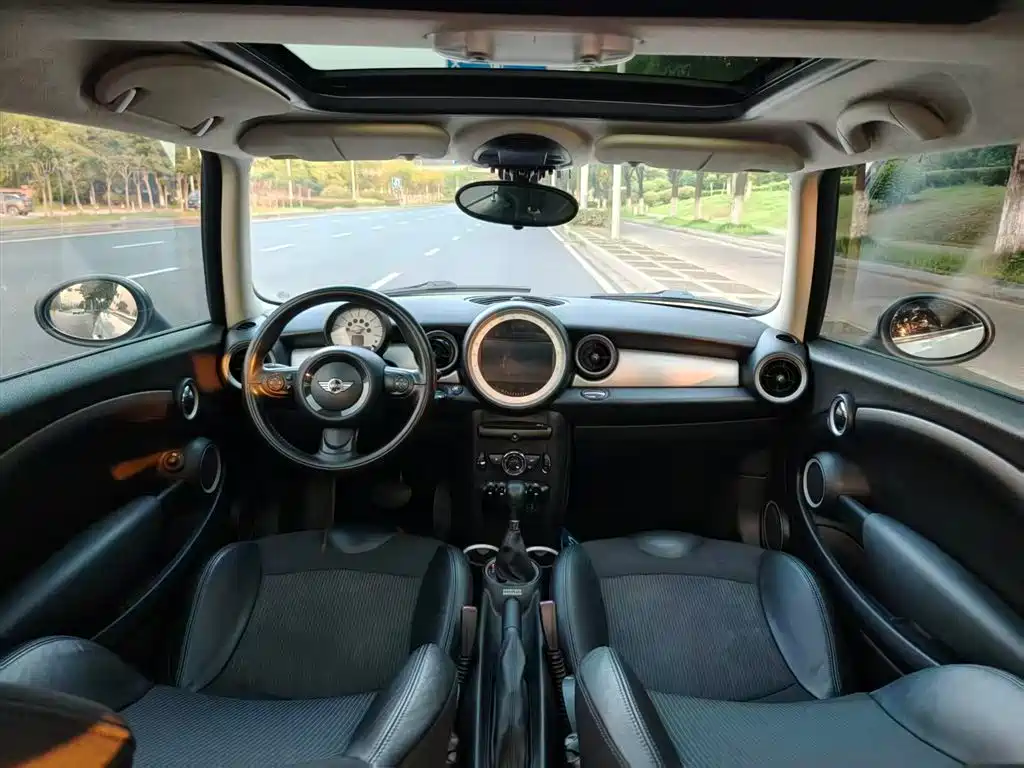 MINI 1.6 L COOPER Fun