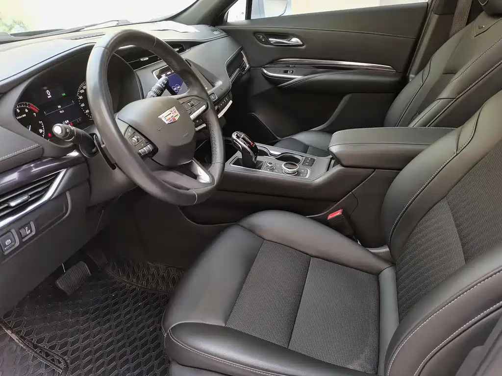 Cadillac XT4 28 T 2 WD Leading