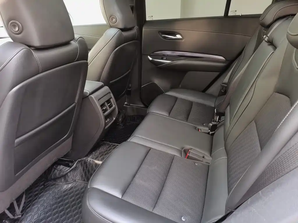 Cadillac XT4 28 T 2 WD Leading