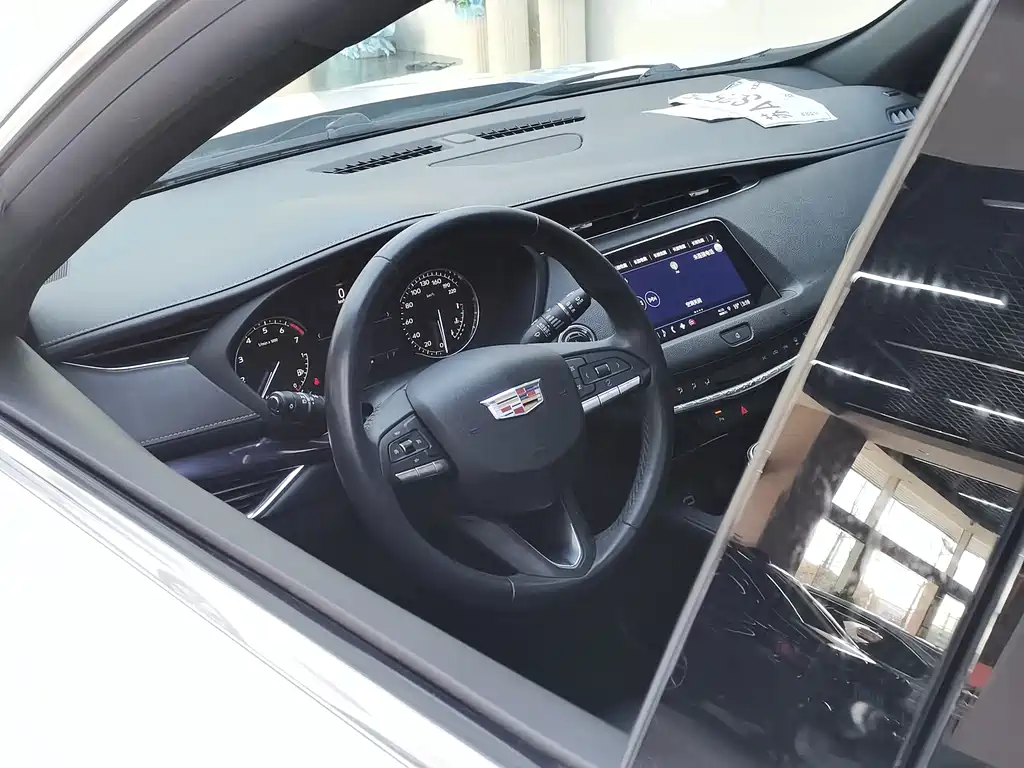 Cadillac XT4 28 T 2 WD Leading