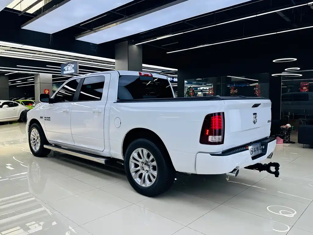 RAM Trucks 5.7 L Auto