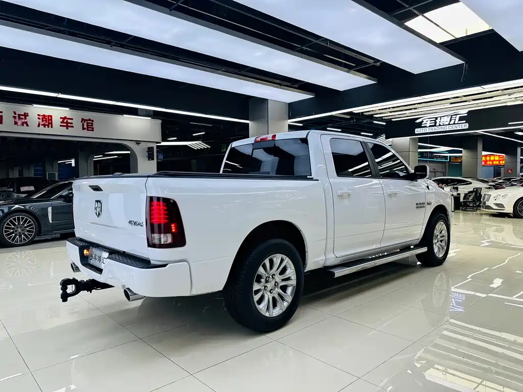 RAM Trucks 5.7 L Auto