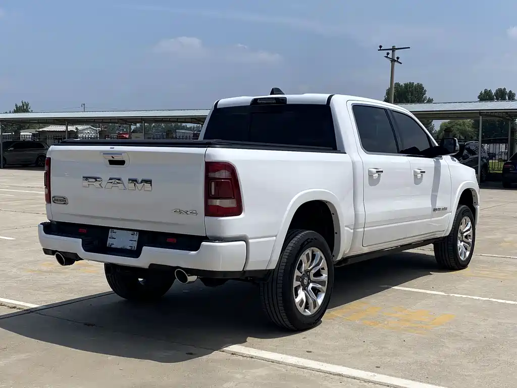 RAM Trucks 5.7 L Auto