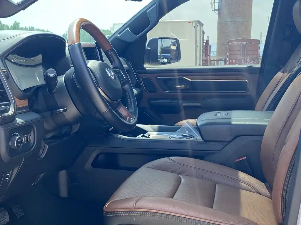 RAM Trucks 5.7 L Auto
