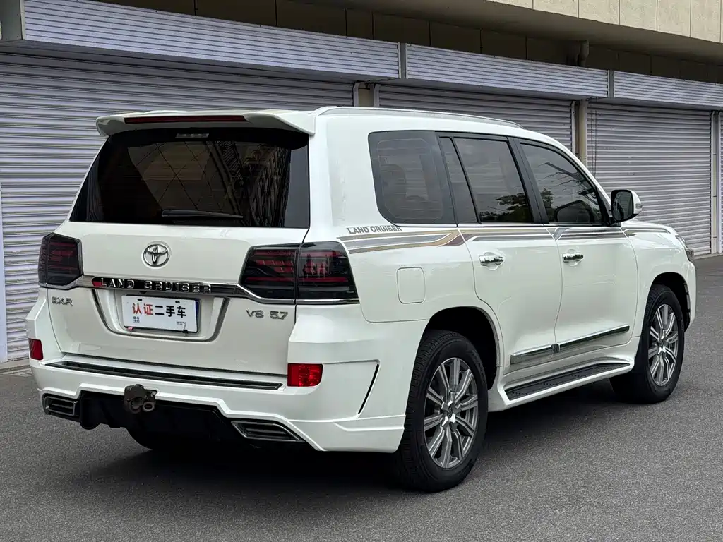 Land Cruiser (Import) 5.7 L Middle East