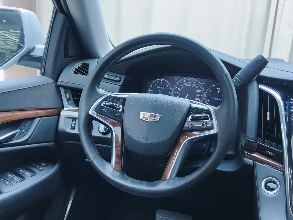 Escalade 6.2 L US Spec